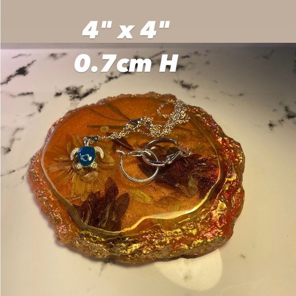 Nail art palette with real flowers. - Picture 5 of 5